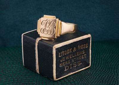 Lot 163 - An art deco 9ct gold gentleman's signet ring