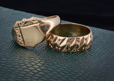 Lot 165 - A 9ct gold wedding band