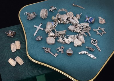Lot 167 - A collection of silver jewellery