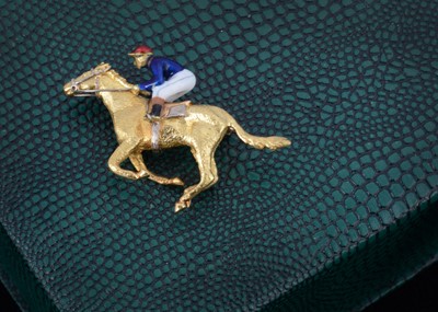 Lot 172 - An 18ct gold horse and jockey brooch