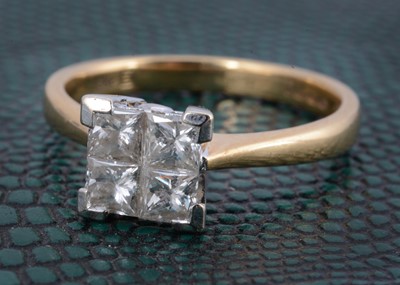 Lot 177 - An 18ct gold and diamond dress ring