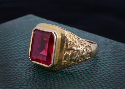 Lot 187 - A 9ct gold gentleman's signet ring
