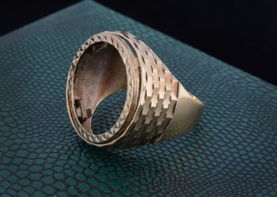 Lot 188 - A 9ct gold sovereign ring mount