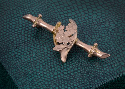Lot 191 - A 9ct gold bar brooch