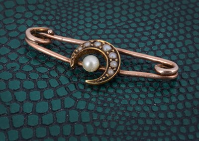 Lot 194 - An Edwardian gold safety pin brooch