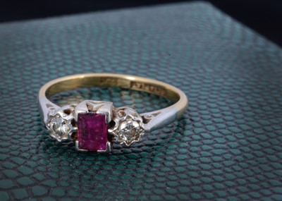 Lot 198 - An 18ct gold and platinum three stone dress ring