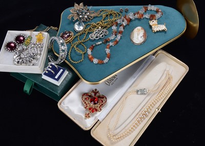 Lot 201 - A quantity of silver and costume jewellery