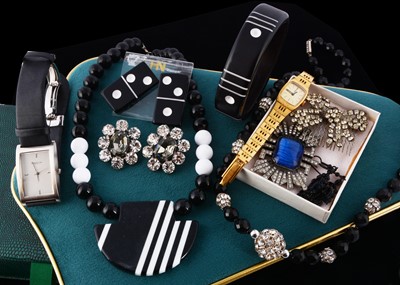 Lot 204 - A collection of costume jewels
