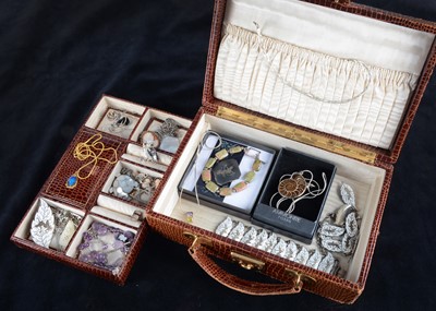 Lot 205 - A collection of silver jewels