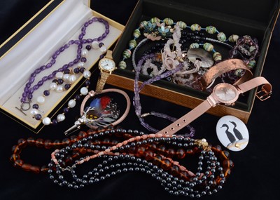 Lot 206 - A fresh water pearl and amethyst necklace