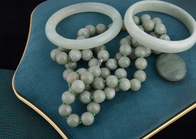 Lot 208 - A collection of hard stone jewels
