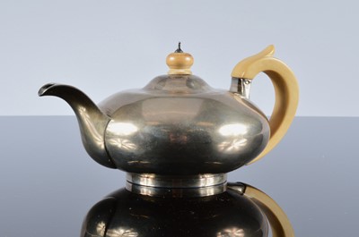 Lot 257 - A George III silver tea pot by WB