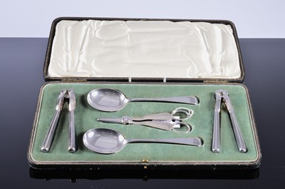 Lot 281 - A George V period cased silver and silver plated serving set