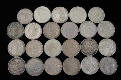 Lot 65 - A collection of nineteen United states silver Morgan dollars
