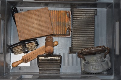 Lot 9 - A Geneva Hand Held Fluter