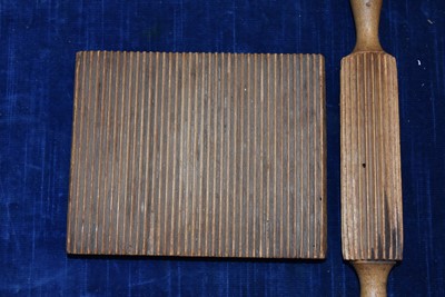 Lot 9 - A Geneva Hand Held Fluter