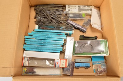 Lot 6 - N gauge track rolling stock and accessories (qty in 1 small box)