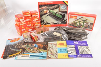 Lot 22 - Tri-ang 00 gauge Building accessories and track (qty)