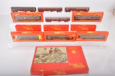 Lot 25 - Tri-ang 00 gauge Train set with extra Hornby carriages (11)