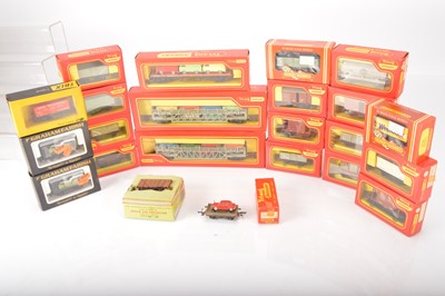 Lot 34 - Tri-ang and other 00 gauge freight wagons in original boxes (22)