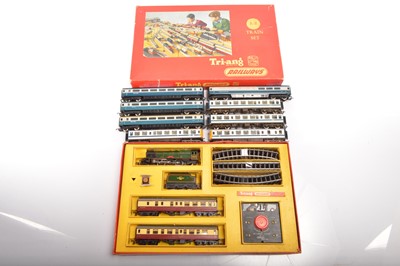 Lot 42 - Tri-ang Passenger train set with Hornby DMU and coaches 00 gauge (9)