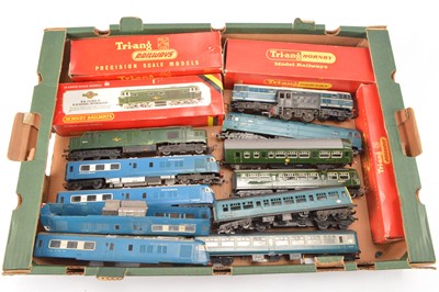 Lot 43 - Tri-ang 00 gauge Diesel Locomotives and Multiple Units (13)