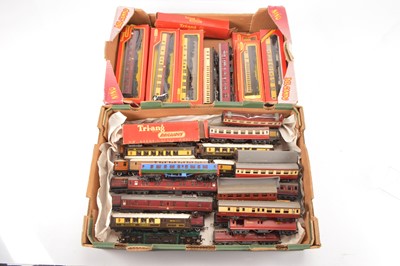 Lot 44 - Tri-ang 00 gauge Coaches (43)