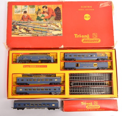 Lot 49 - Tri-ang Train set RS14 00 gauge in original packaging with an extra coach (2)