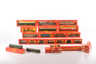 Lot 50 - Tri-ang Hornby 00 gauge Railcar carriages and wagons in original boxes (31)