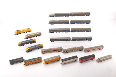 Lot 54 - Tri-ang  00 gauge Transcontinental Locomotives wagons and coaches (20)