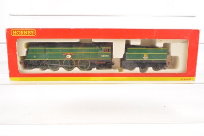 Lot 57 - Hornby 00 Gauge boxed R2692 BR green Battle of Britain Class 34090 'Sir Eustace Missenden' Locomotive and Tender