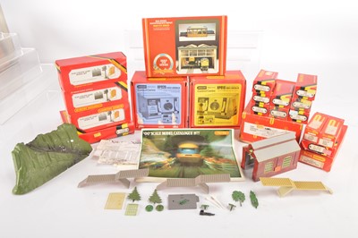Lot 64 - Hornby 00 gauge Buildings Track and accessories (qty)