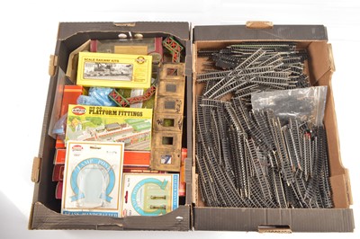 Lot 92 - Hornby 00 gauge assorted track and accessories (qty in 2 boxes)