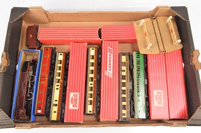 Lot 198 - Hornby-Dublo 00 Gauge 2-Rail unboxed and boxed Super Detail Coaches including late issue Restaurant Car and unboxed City of London Locomotive and Tender (14)