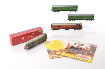 Lot 222 - Hornby Dublo 00 gauge 2 and 3-rail Locomotives and coaches (4)