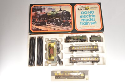 Lot 225 - Wrenn 00 Gauge No 3 Pullman Train Set and additional rolling stock (3)