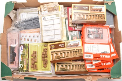 Lot 250 - Large collection of 00 Gauge Coach and Lineside and scenic unmade kits by various makers including Will's Metcalfe Peco Ratio Langley and other makers (40)