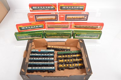 Lot 256 - Replica Lima Hornby Pullmans and coaches 00 gauge (20)