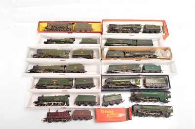 Lot 262 - Hornby  Tri-ang and other locomotives and tenders  00 gauge in green liveries (14)