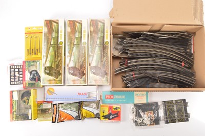 Lot 280 - Hornby 00 gauge track with buildings and construction kits (qty in 2 boxes)