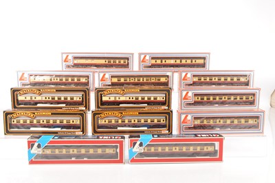 Lot 284 - Lima Mainline 00 gauge Mark 1 coaches in crimson/cream livery and original boxes (13)