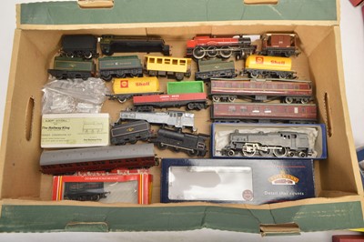 Lot 287 - Hornby Hornby Dublo and other 00 gauge Locomotives Carriages and wagons (26 )