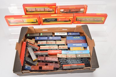 Lot 302 - Hornby  00 gauge Container and Air-braked wagons  (27)