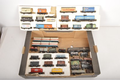 Lot 323 - Hornby Lima 00 gauge Freight wagons (38)