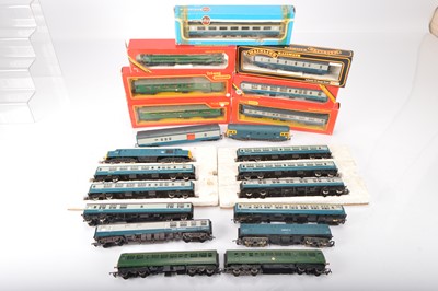 Lot 326 - Hornby Lima Mainline 00 gauge Diesel Locomotives and coaches (20)