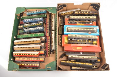 Lot 343 - Hornby Lima Airfix and other assorted coaches 00 and H0 gauge (43)