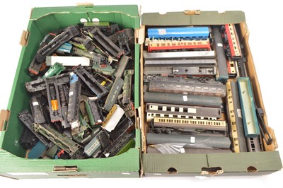 Lot 344 - Hornby and other 00 gauge Locomotive Tender and Coach bodies and parts (107)