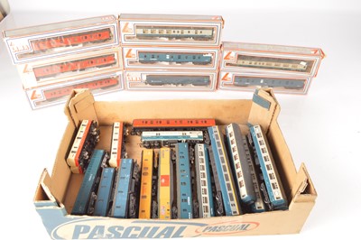 Lot 355 - Lima Coaches and wagons 00 gauge (33)