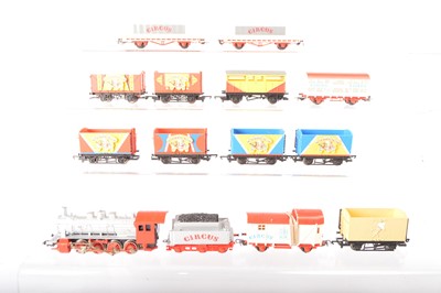 Lot 357 - Circus themed Locomotive and rolling stock H0/00 gauge (14)