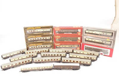 Lot 358 - Airfix Mainline Dapol 00 gauge Great Western chocolate /cream coaches and vans (21)